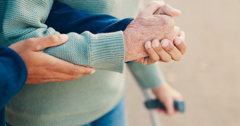 Hände halten pflegebedürftigen Menschen